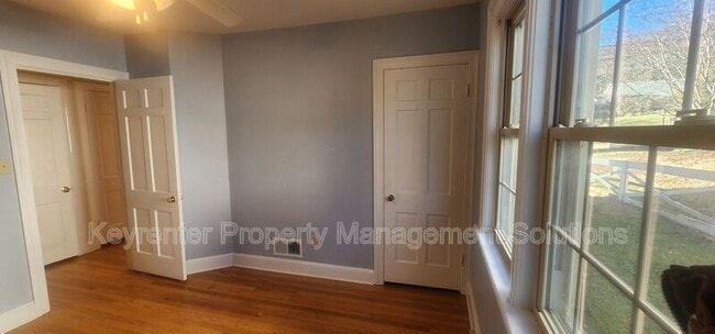 Building Photo - 127 College Cir