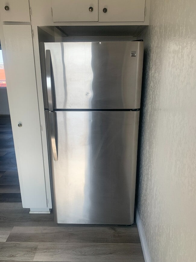 Building Photo - APARTMENT WITH NEW VINYL FLOORS