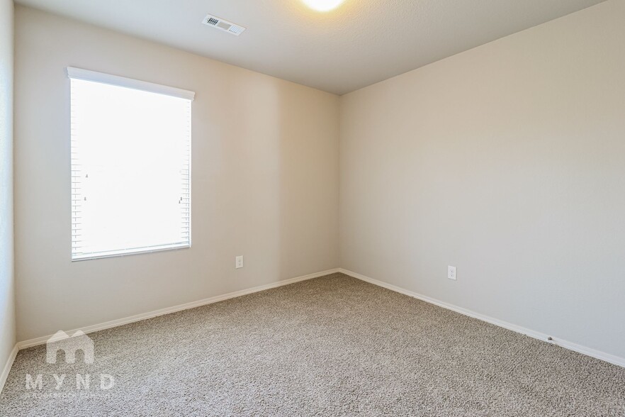 Building Photo - 942 Pinehurst Loop