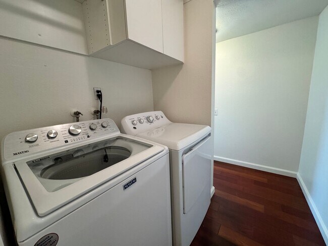 Building Photo - Beautiful bright townhome in Tierrasanta