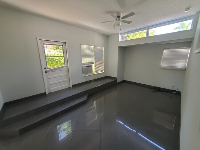 Building Photo - 301 Central Dr