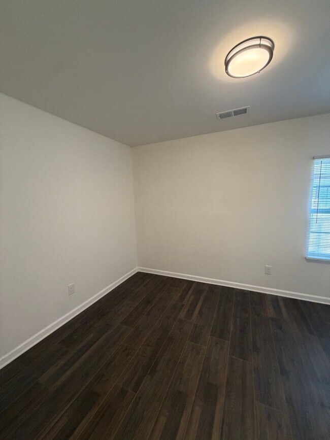 Building Photo - 851 N Claybrook St