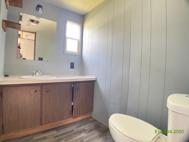 Building Photo - Darling 2 Bedroom Mobile Home Available!!