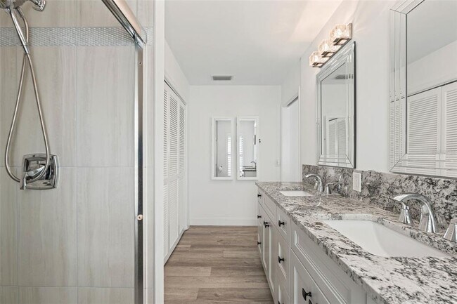 Building Photo - 7215 Westmoreland Dr