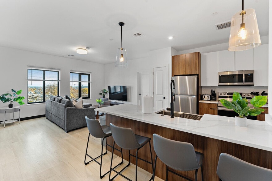 Building Photo - 600 Broadway-SI ID1240310P