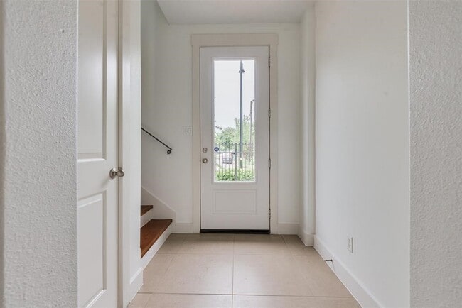 Building Photo - 2002 Blodgett St