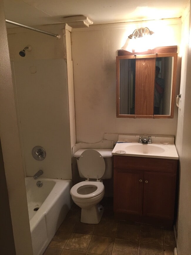 Building Photo - 1 Bedroom with Den 1 Bath on the West Side...