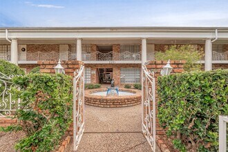 Building Photo - 2121 Fountain View Dr