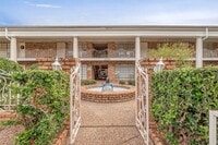 Building Photo - 2121 Fountain View Dr