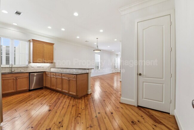 Building Photo - 4424 Blossom St
