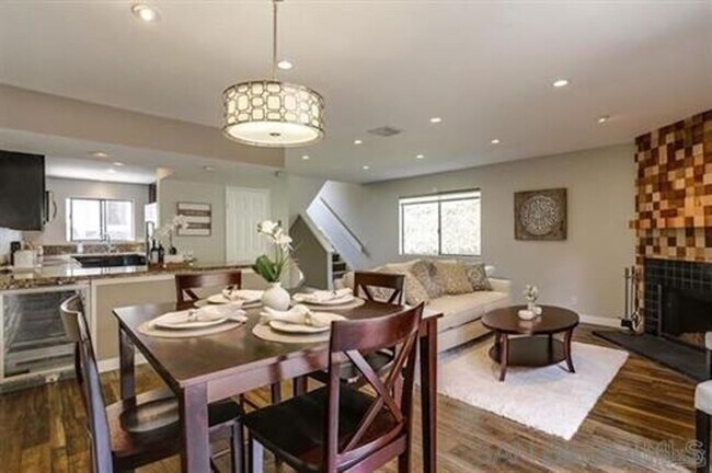 Building Photo - Gorgeous Tri-Level End Unit Home