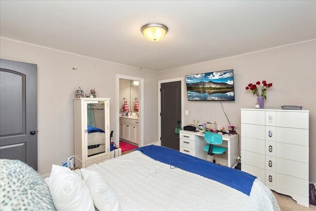 Building Photo - READY FOR SHOWINGS! 4BR Home in Blackman School district