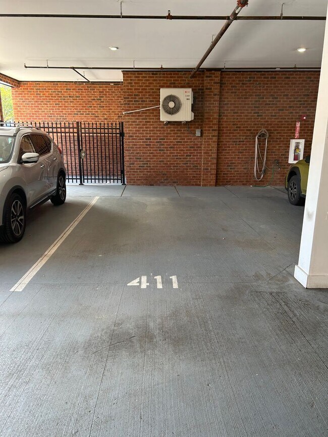 Building Photo - Beautifully Furnished 1/1 Apartment in Downtown Broad St.- $2,350