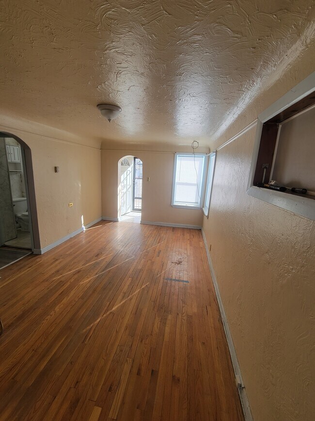 Building Photo - 2406 E 10th St