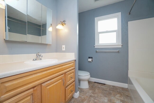 Building Photo - 1517 Chrisway Dr