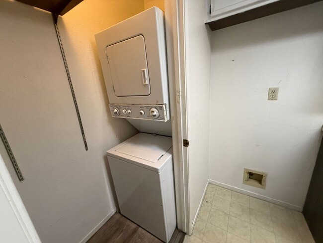 Building Photo - Great Townhome!