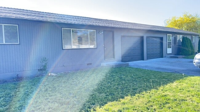 Building Photo - Modern 2-Bedroom Duplex with New Kitchen &...