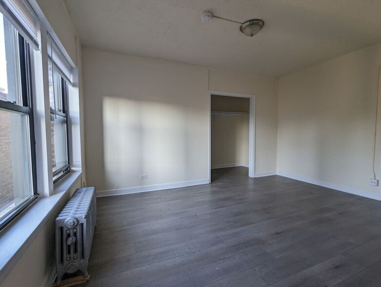 Building Photo - 5417 N Kenmore Ave