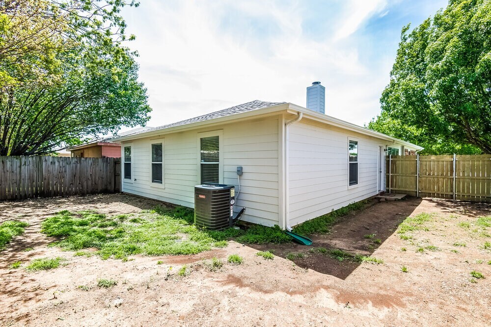 Building Photo - 10501 Shadywood Dr