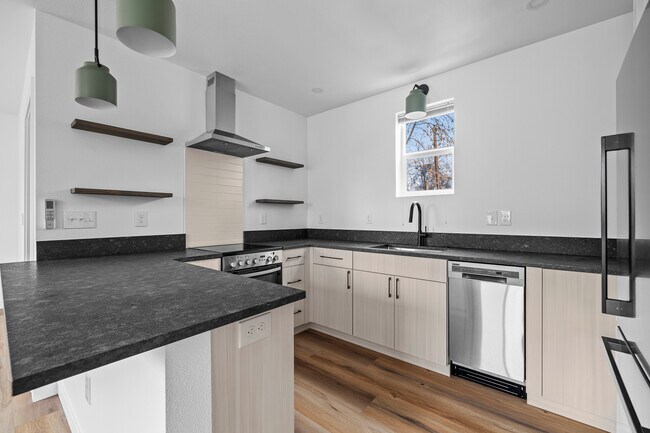 Building Photo - 609 E 5th St