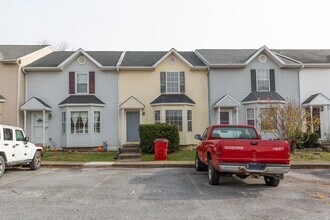 Building Photo - 3 Bed, 2.5 Bath, Townhome in Inwood, WV