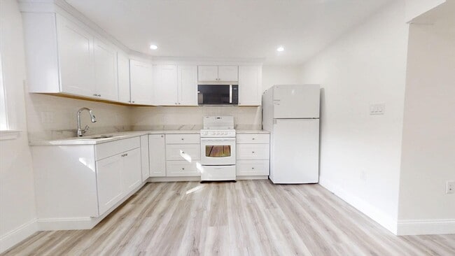 Building Photo - 10 Beaver Brook Rd