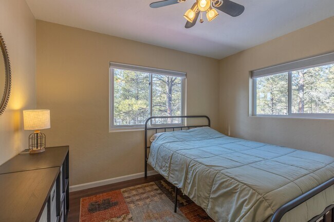 Building Photo - 1810 Shenandoah Dr