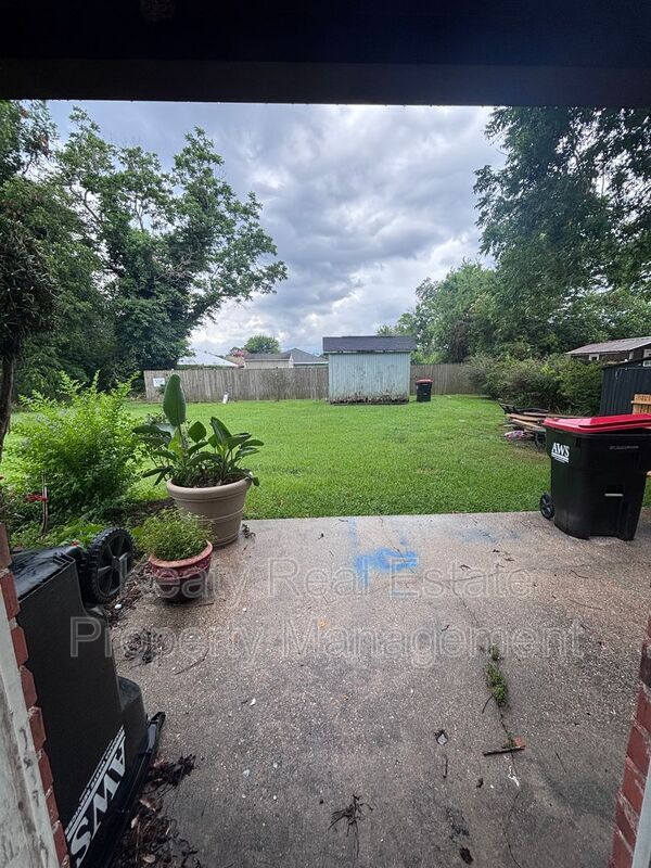 Building Photo - 125 Country Ln