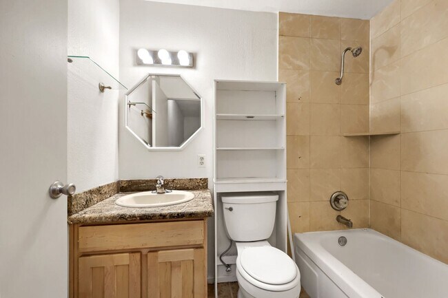 Building Photo - Cozy 2-Bedroom Apartment with Community Amenities