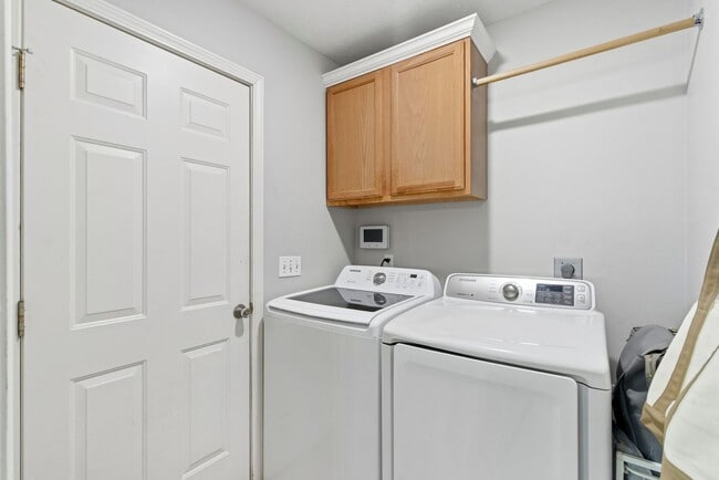 Building Photo - 3 Bedroom | 2 Bathroom | 2 Car Garage | Nixa Schools| Fireplace | Fenced yard | Solar Panels!