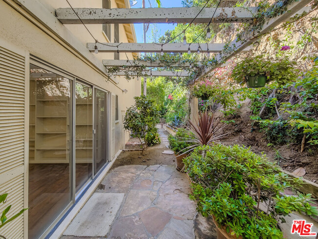 Building Photo - 8967 St Ives Dr