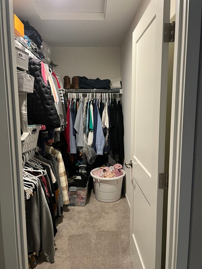 Building Photo - 381 E Lakeshore Dr