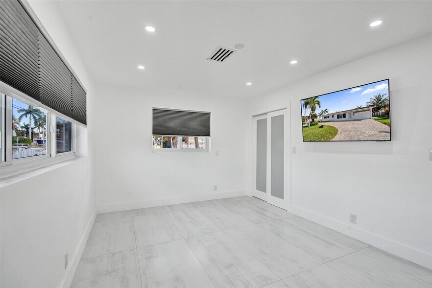 Building Photo - 1960 SE 5th Ct