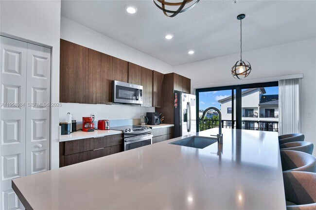 Building Photo - 7865 NW 104th Ave