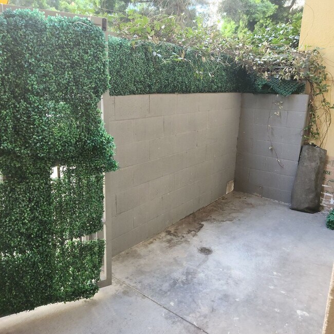 Building Photo - Little Italy 2bed Townhouse, Wait, how cut...