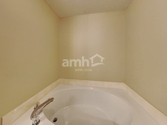 Building Photo - 1004 Moat Ct
