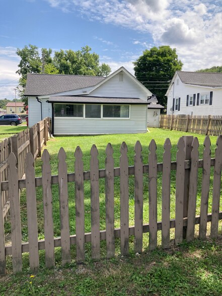 Building Photo - 904 Afton St