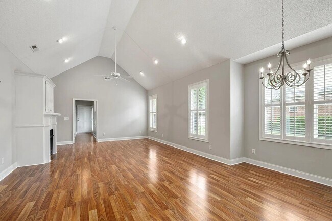 Building Photo - 3225 Mayflower Ln
