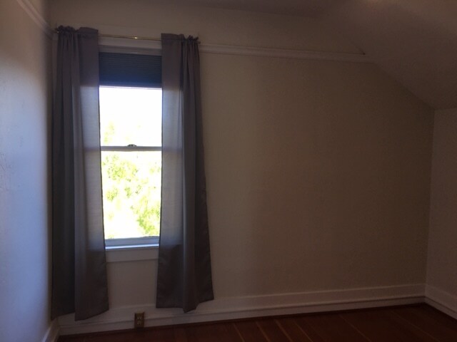 Right Bedroom - 261 Anderson St