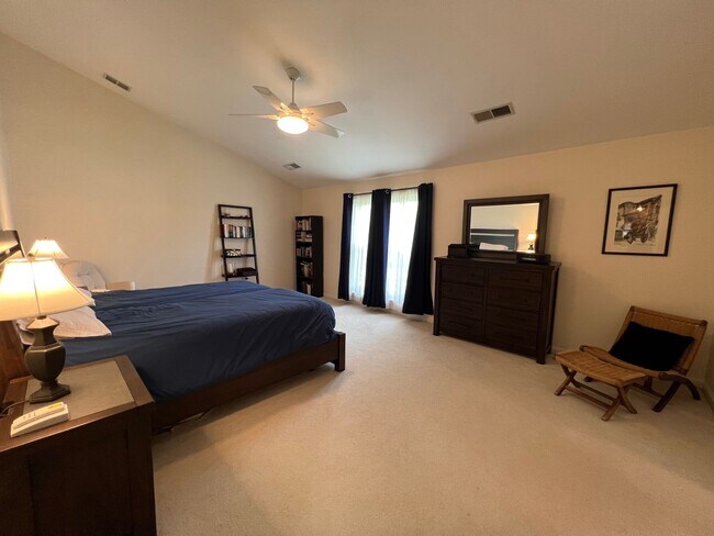 Building Photo - Impressive 4 Bedroom 3.5 Single-Family Hom...