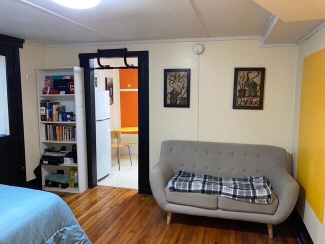 Primary Photo - 216 University Ave