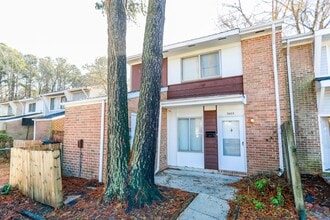 Building Photo - Spacious Townhome Updated Throughout!