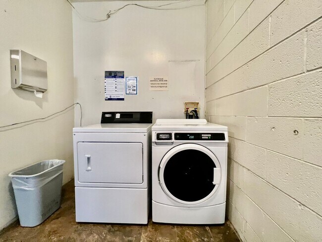 Building Photo - Charming Studio Condo in Capitol Hill