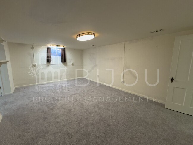 Building Photo - Ivywild Main Floor Living