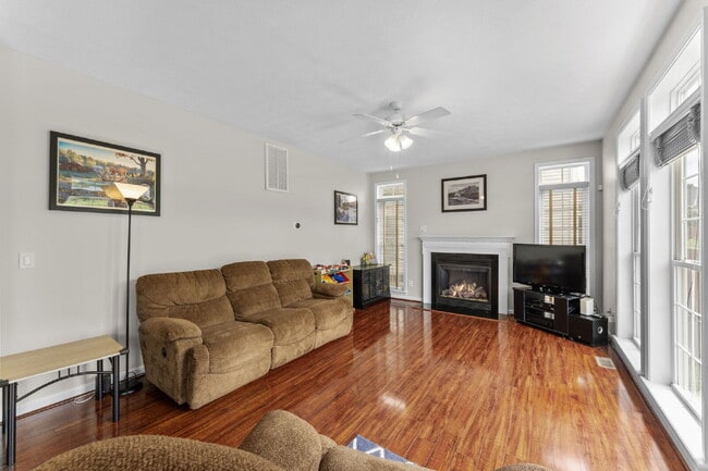 Building Photo - Welcome home to this well-maintained 4-bedroom, 2.5-bath home that offers space to grow!
