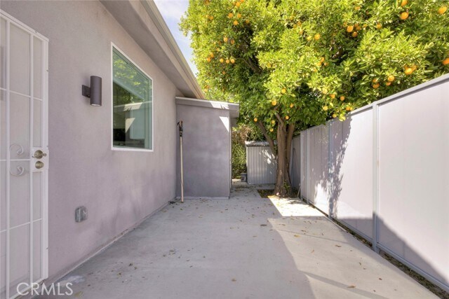 Building Photo - 353 N Mariposa St