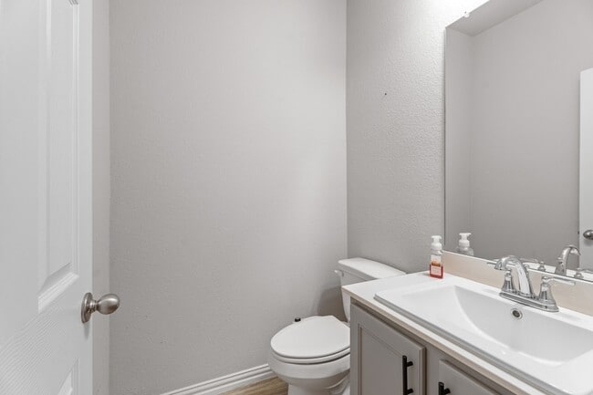 Building Photo - 1404 Hickory Woods Way