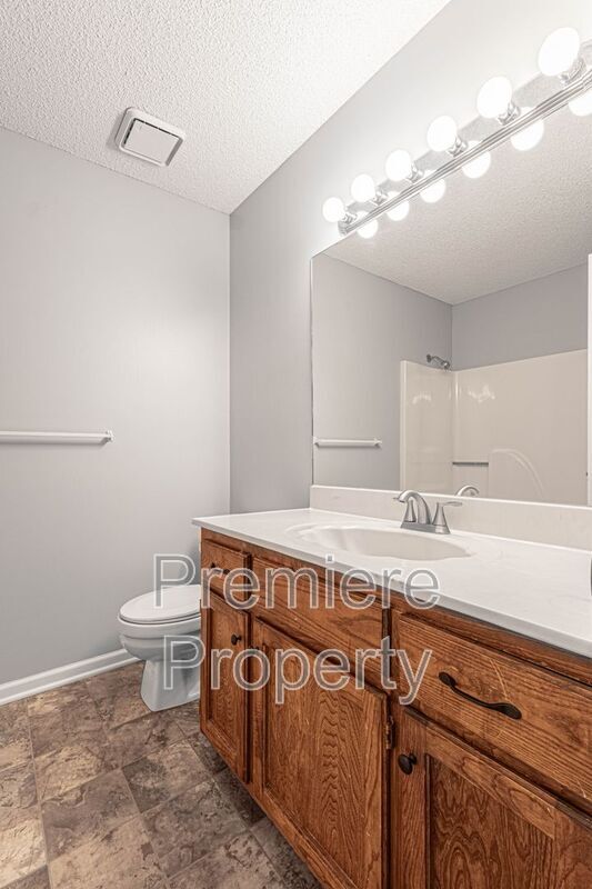 Building Photo - 604 NE Mimosa Dr