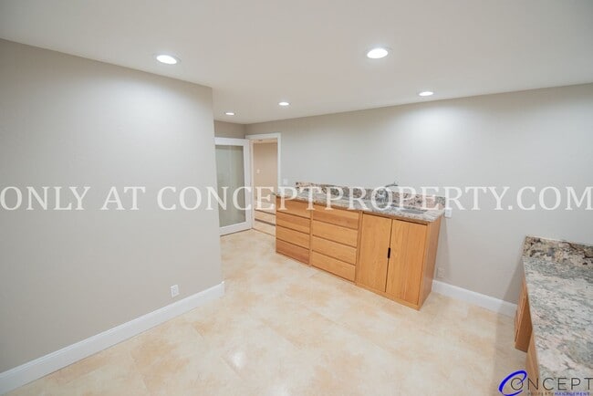 Building Photo - Attractive 4 Bed 3 Bathroom Home: Backing Park - 2 Car Garage