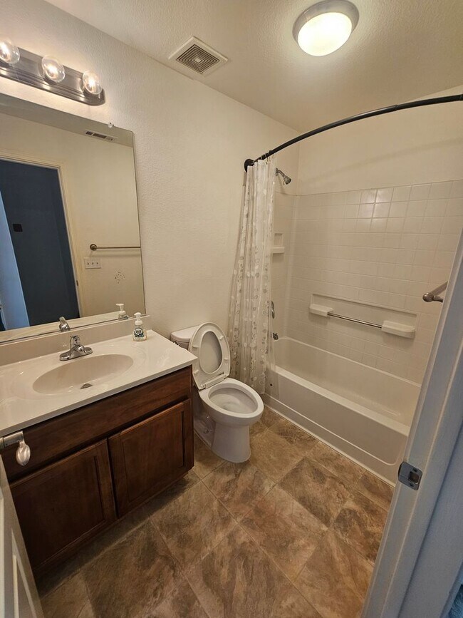 Building Photo - Modern, Private 2 Bed/2 Bath Condo with At...